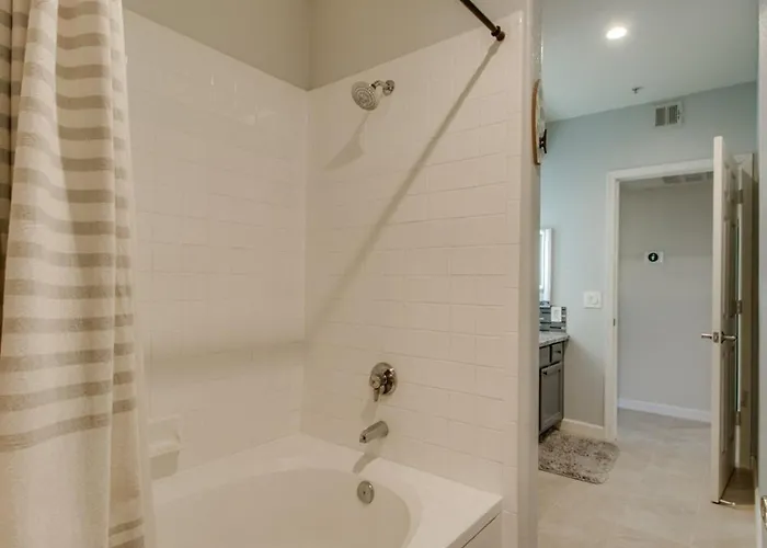 New Listing Remodeled In North Holiday home