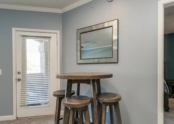 New Listing Remodeled In North Holiday home *
